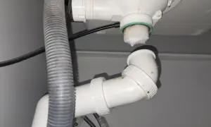 Skuteczne udrażnianie rur: Kiedy sam, kiedy hydraulik? Poradnik