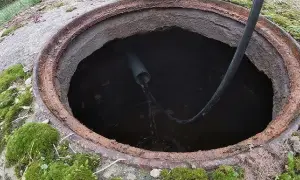Zatkane szambo? Jak udrożnić rurę: Poradnik DIY i fachowiec