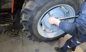 Filtr hydrauliki MF 255: Gdzie jest i jak go wymienić krok po kroku?