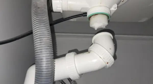 Skuteczne udrażnianie rur: Kiedy sam, kiedy hydraulik? Poradnik