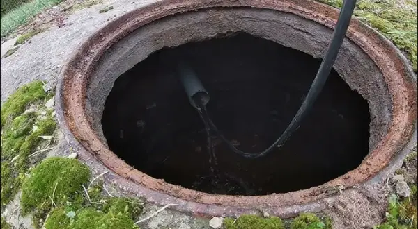 Zatkane szambo? Jak udrożnić rurę: Poradnik DIY i fachowiec